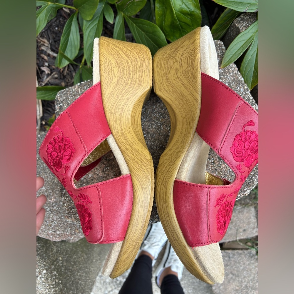 New ALEGRIA Womens size 8 Linn Red Embroidered Leather Slip On Wedge Sandals - Picture 6 of 8